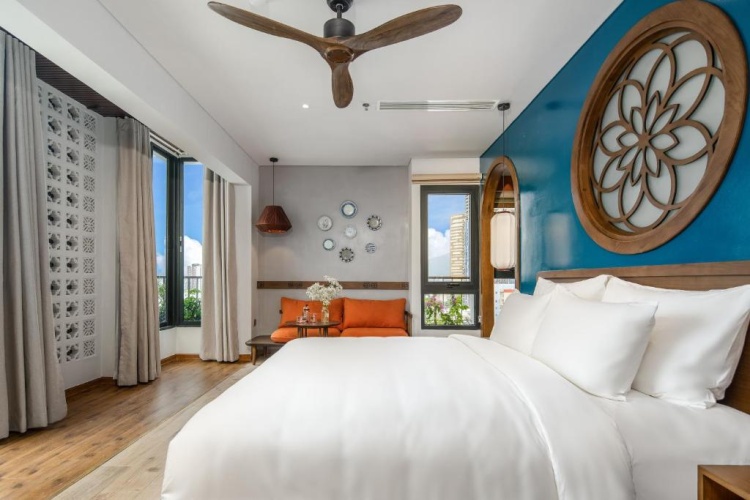Suite with city view