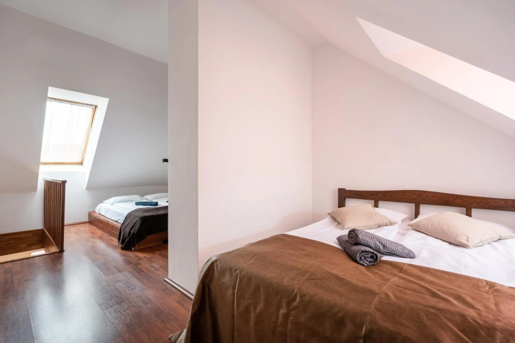 Beautiful apartment with parking garage & AC