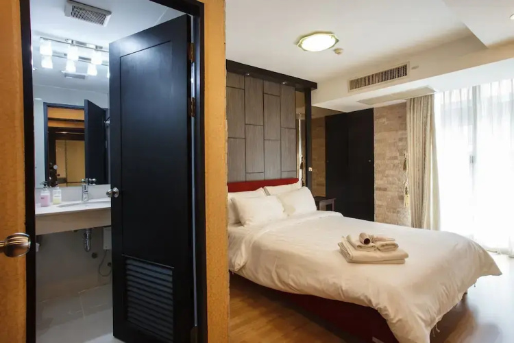 2A - 2 Bedroom Downtown Apartment With Shared Pool