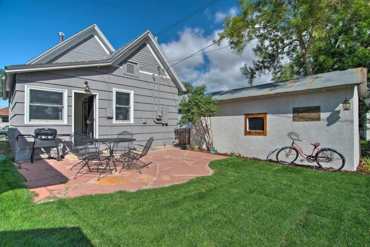 Walk to University: Dtown Laramie Home!