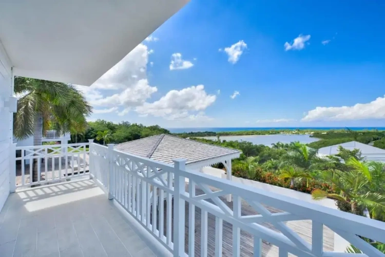 6 Bedrooms Villa