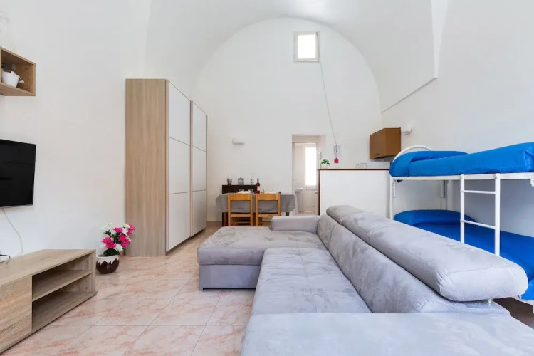 2380 Casa Crispi