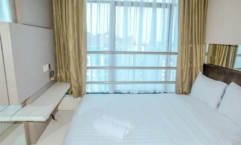 Spacious Hampton's Park Apartment with Working Space