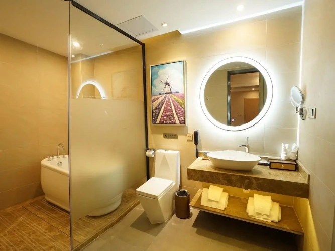 Deluxe Double Suite with street view