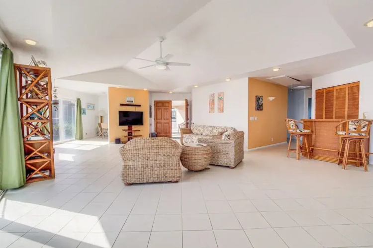 Oceanfront Keaau Gem: Ocean & Sunrise Views, Pool