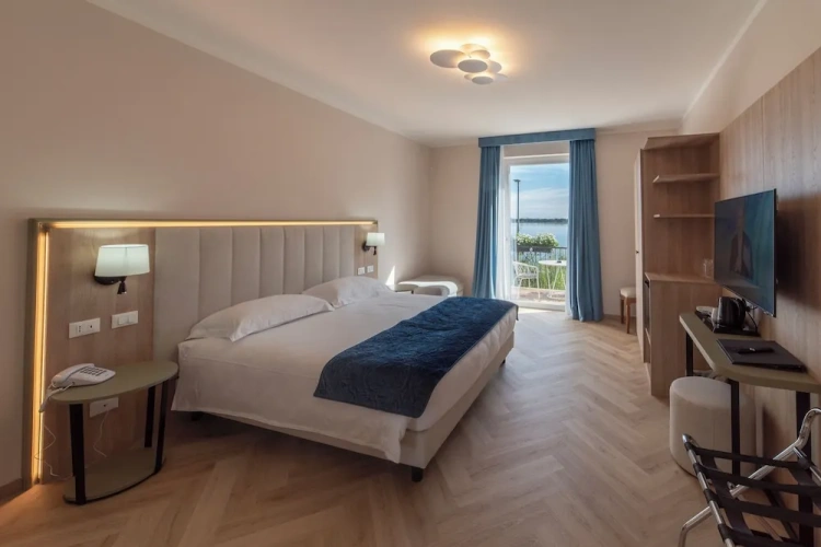 Deluxe Double room with lake view