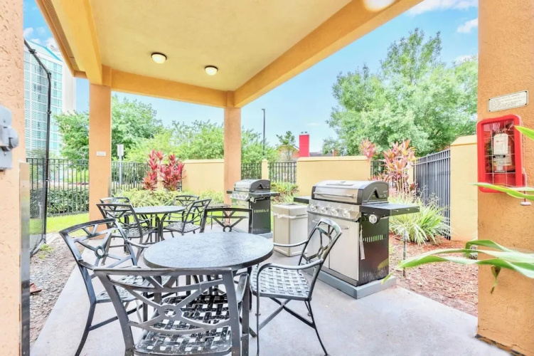 Inviting 1BR Apartment, 8 Mins to Universal Studios