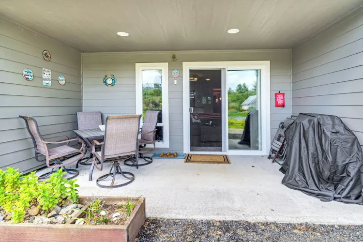 Morning Hikes & Beach Nights: Canalfront Condo!