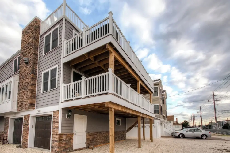 Recently Renovated LBI Apt w/ Deck on Beach Block!