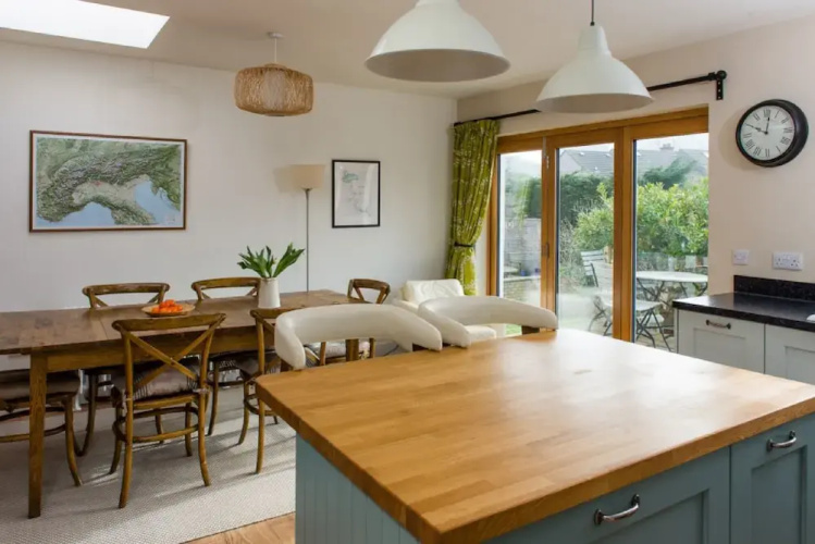 Luxury Escape with Garden and Parking