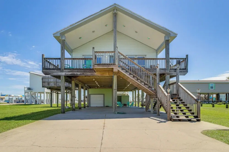 Walk to Beach: Getaway on Bolivar Peninsula!