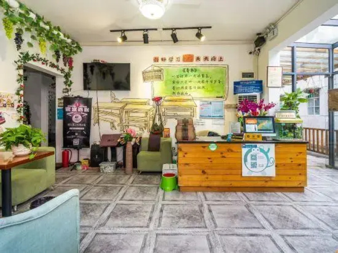 Zhiqingchun Theme Youth Hostel