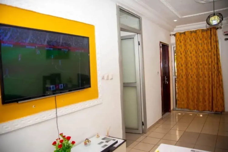 2 Bed Apt Sleeps 5 - Wifi, Parking, Balcony