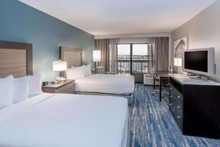 Standard Quadruple room with balcony and with river view