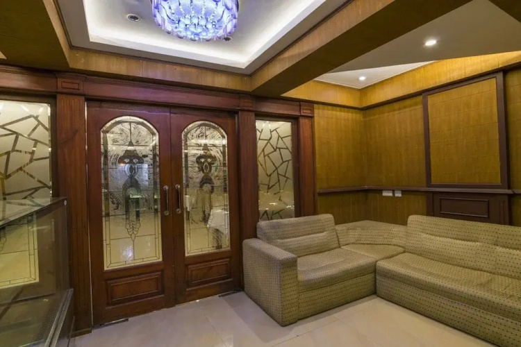 Airport Mansion