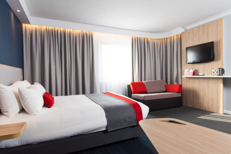 Holiday Inn Express London - Luton Airport photo 8