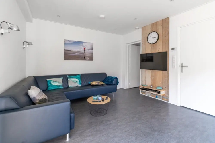 Spacious 6-person Holiday Home Near De Koog