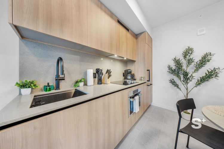 Sleek 1-BR & Den in Central Downtown