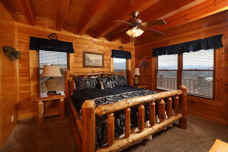 Ridgetop Theatre Lodge - Six Bedroom Cabin
