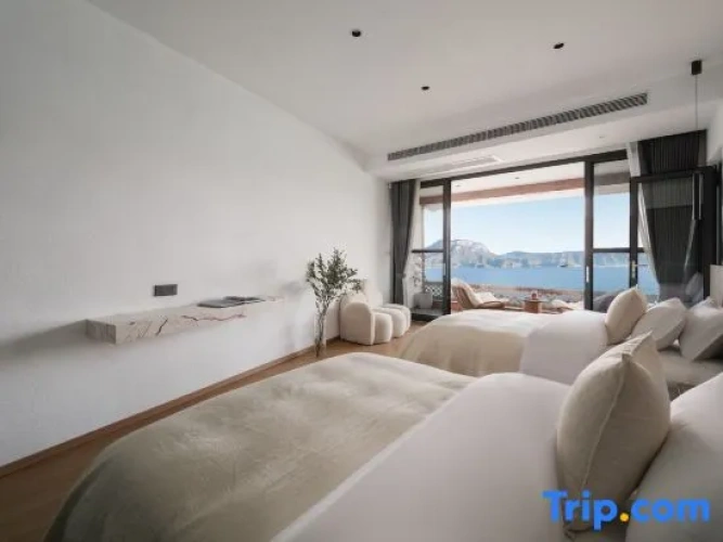 2 Bedrooms Superior Family Suite with lake view