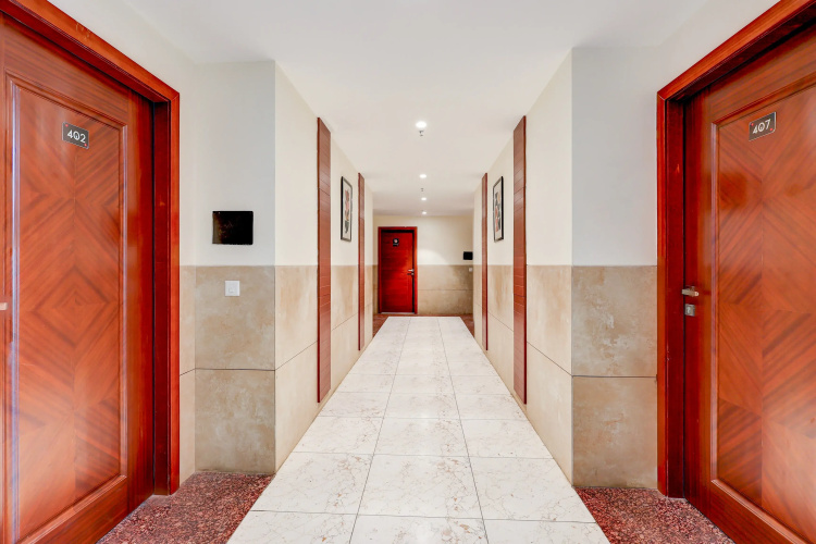 Super Townhouse Oak Sector 39 Medanta
