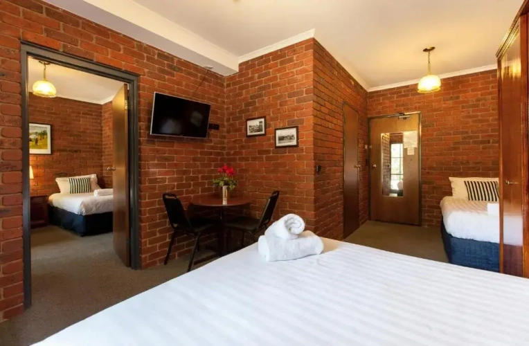 Standard Triple room