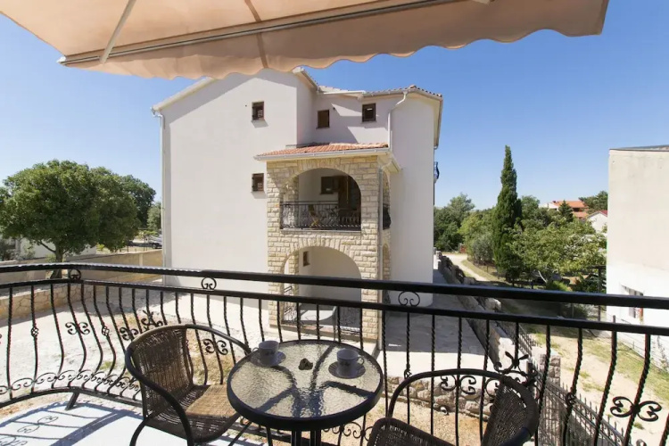 ROLI pansion i restoran Starigrad-Paklenica