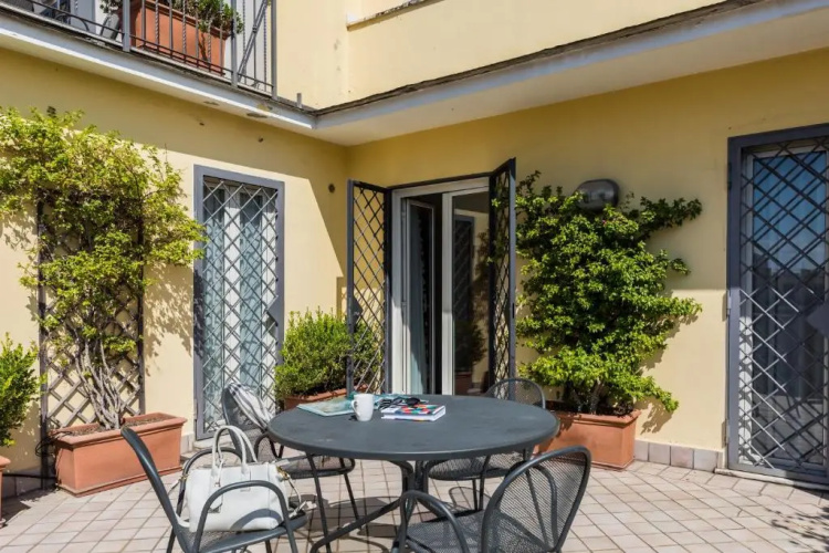 Crosti Apartments