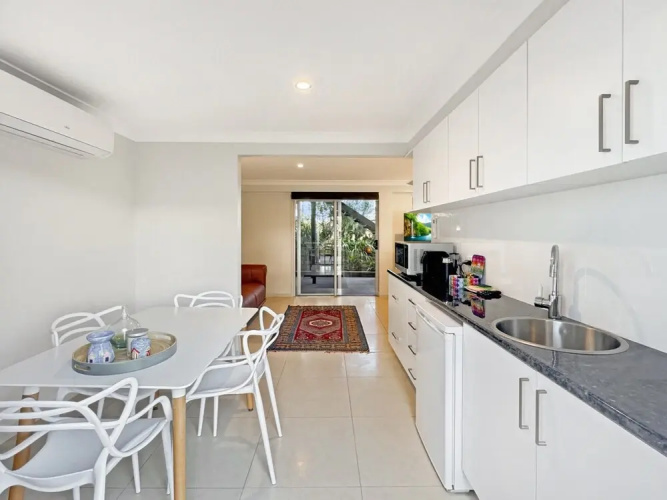 Spacious Beach Studio With Alfresco Dining