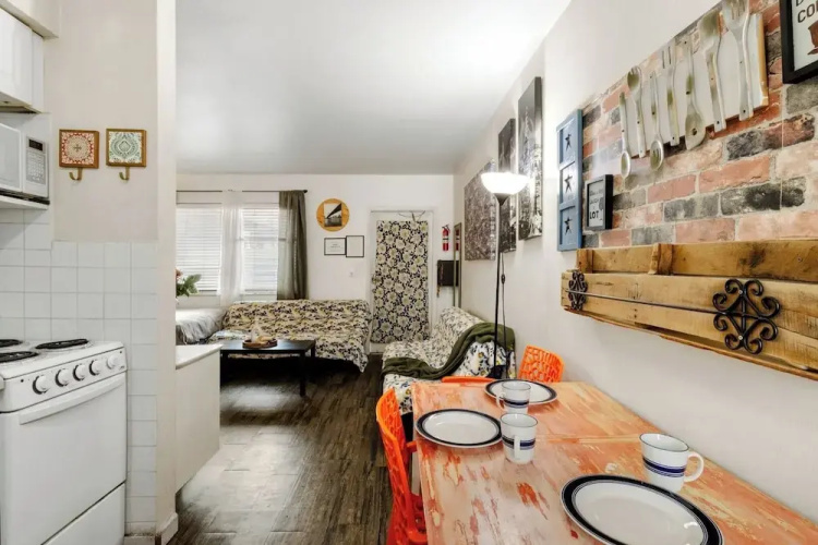 Hollywood 1BR Condo: Pets Allowed, BBQ & Parking