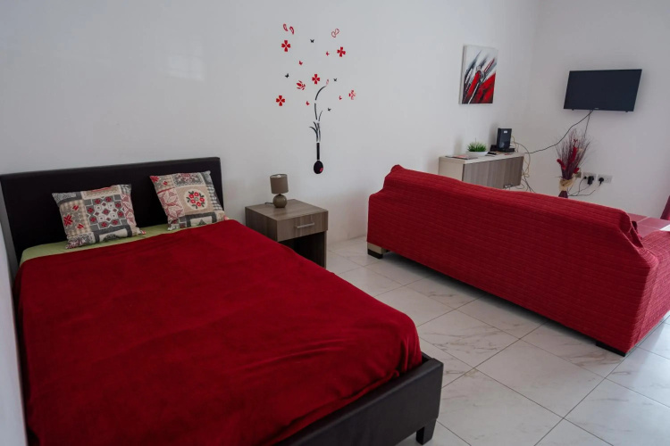Seafront apartment between Valletta and Sliema