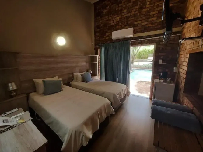 Standard Twin room with pool view