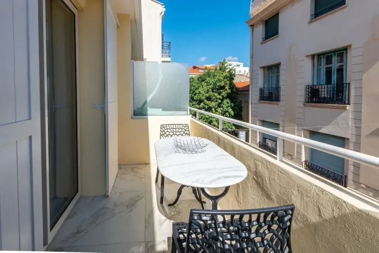 Large Studio Apartment With Terrace and sea View