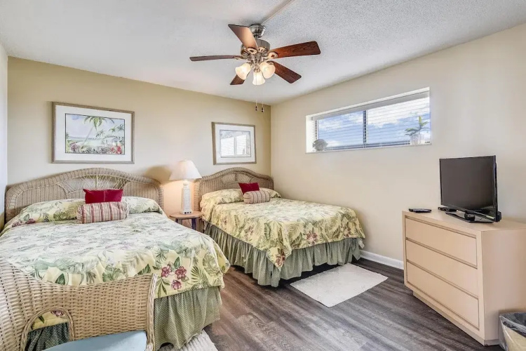 Summerhouse by Book That Condo