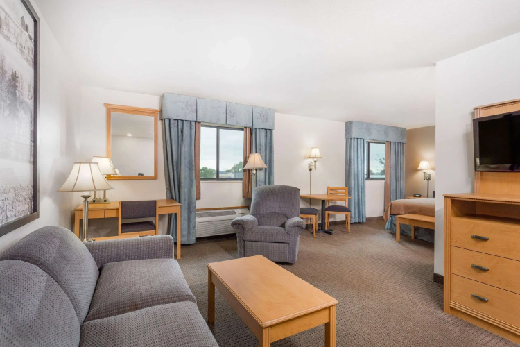 Super 8 by Wyndham Monroe WI