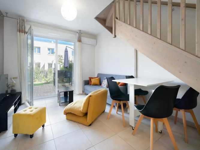 Cozy Beachside Villa in Serignan