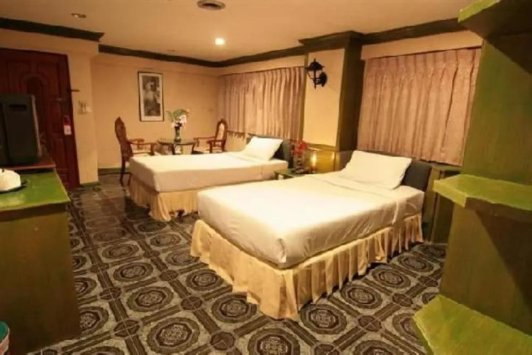 13 Coins Ngamwongwan Hotel