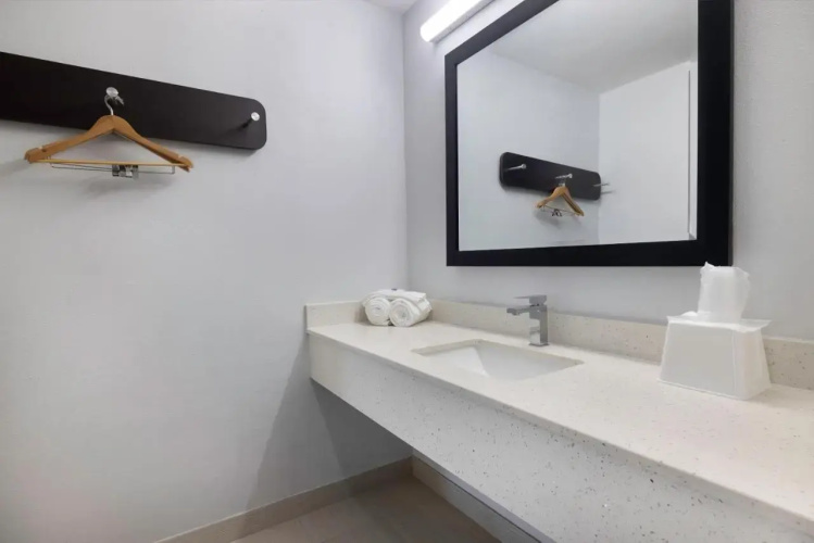 Econo Lodge Inn & Suites