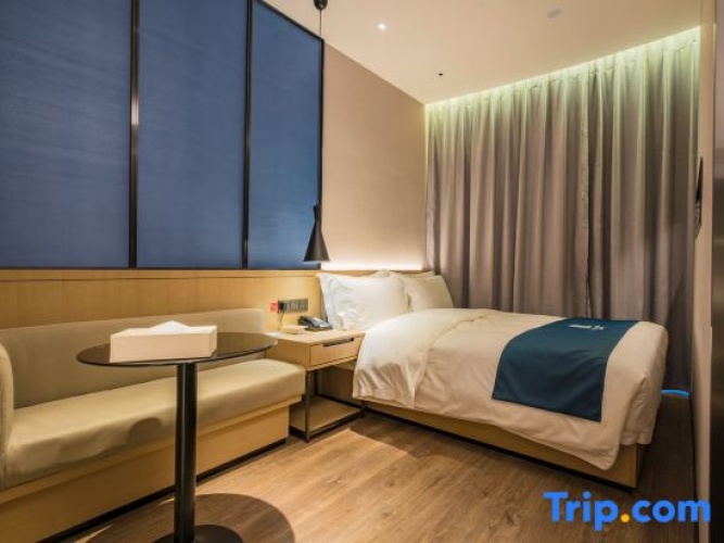 Standard Double room with street view