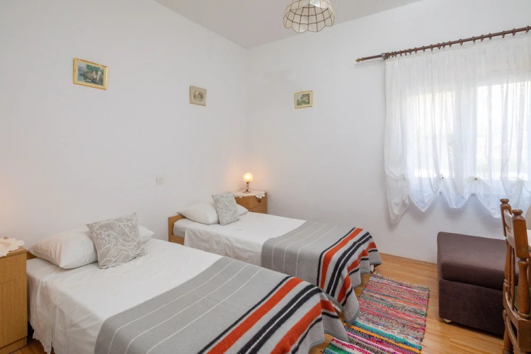 A2 apt Near Beach w Patio, Parking and Grill