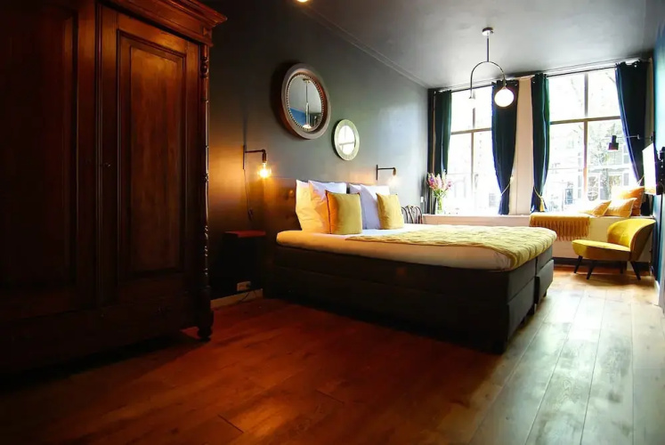 1637 Historic Canal View Suites