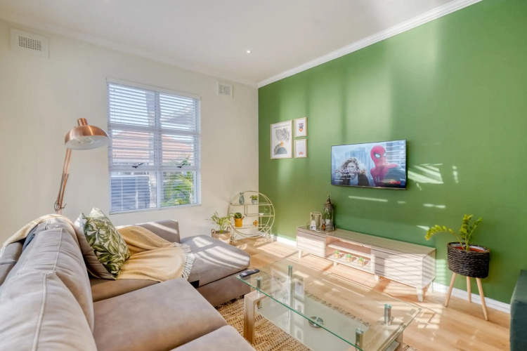 Hampton Collection - Stylish 3 Sleeper Apartment with Pool