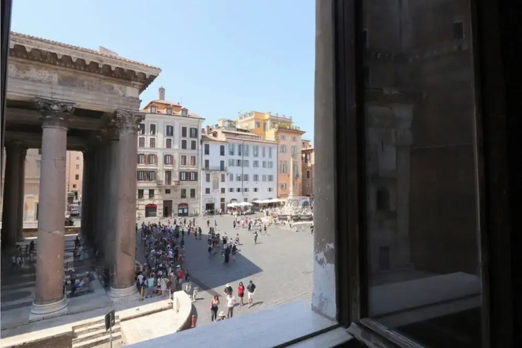 Home On The Pantheon Square
