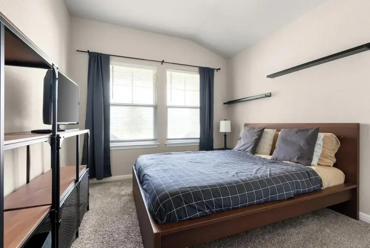 Charming 4BR Spacious Backyard in Hutto