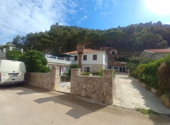 4 Bedrooms Cottage