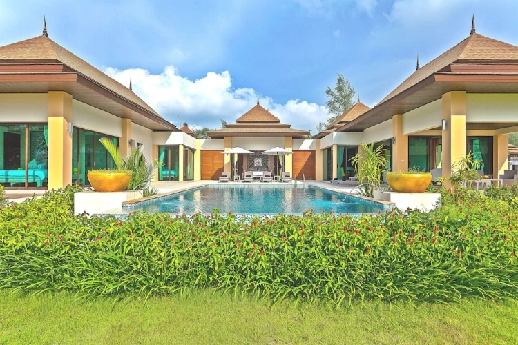 2 Bedrooms Family Villa beachfront