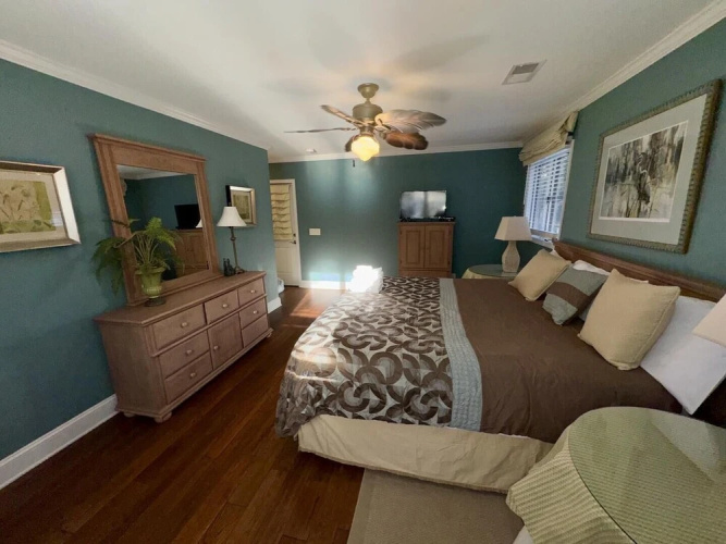 290 Tarpon Blvd
