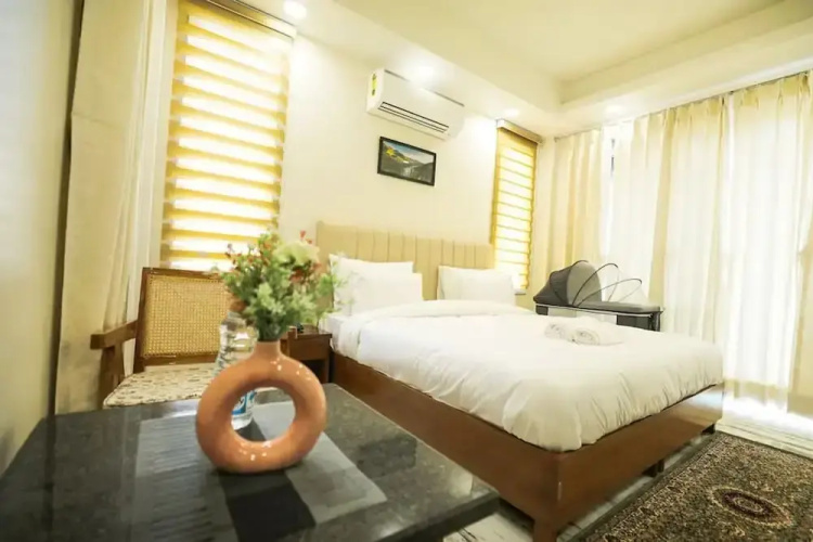 Modern City Service Apartment