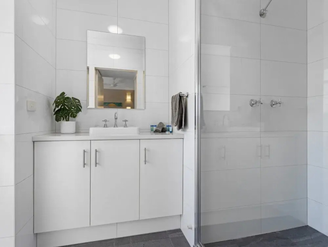 Beachside 2-bed Apartment With Secure Parking
