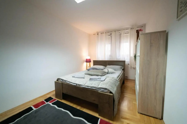 Apartman Yellow House